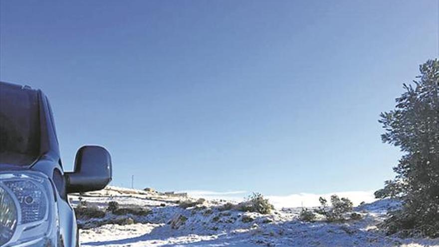 La nieve regresa al interior de Castellón y un ligero manto cubre las cotas altas