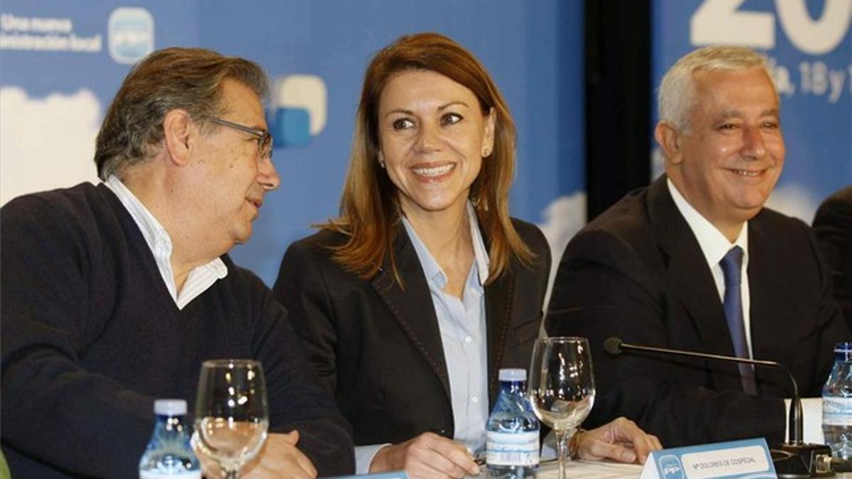 María Dolores de Cospedal, flanqueada por Juan Ignacio Zoido y Javier Arenas, ayer en la reunión interparlamentaria que el PP celebra en Almería.