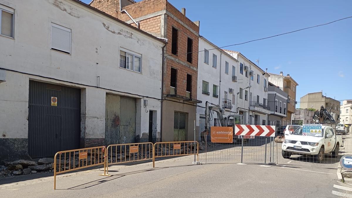Obras que se realizan en la carretera de Montehermoso, en Coria.