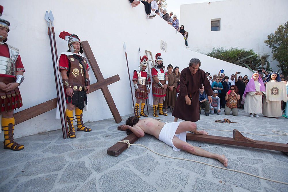 Centenares de personas asisten en el Puig de Missa a la recreación de la muerte de Jesucristo.