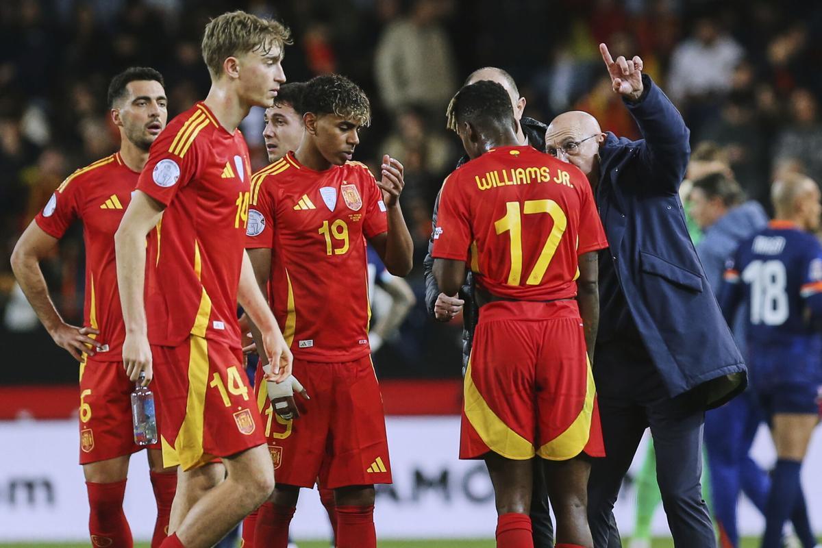 De la Fuente conversa con sus jugadores durante el partido ante los
Países Bajos
