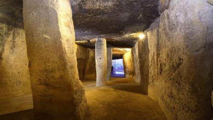 El Dolmen de Menga está orientado a la Peña de los Enamorados y el Tholos de El Romeral al Torcal.