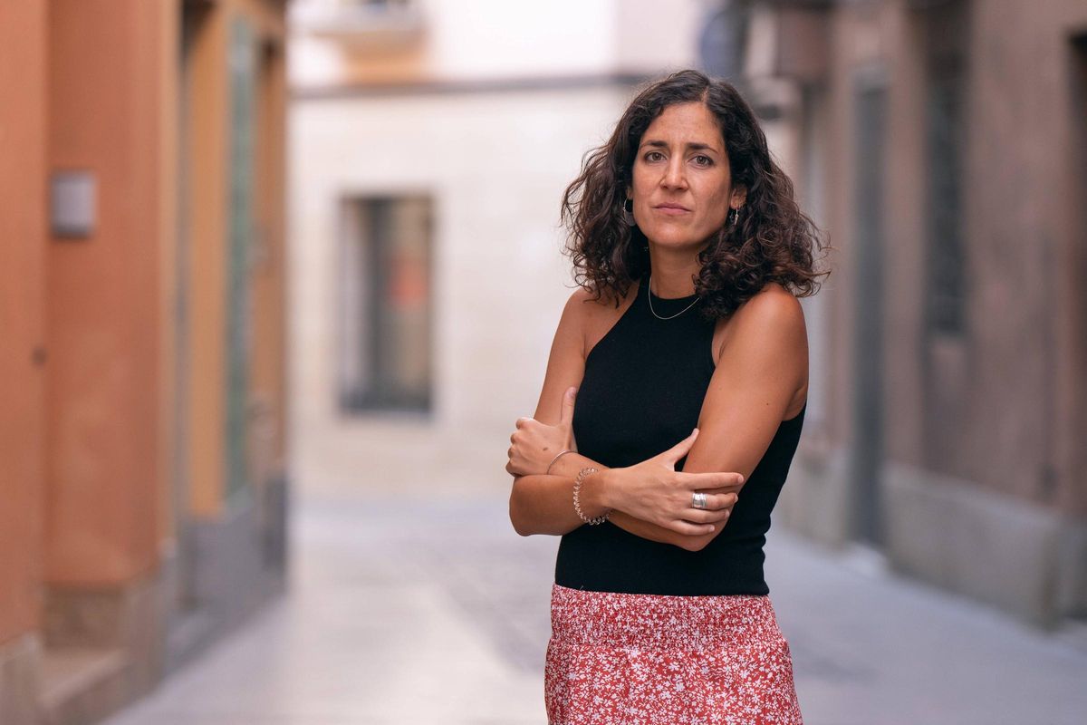 Clara Sau posa en las calles de su nuevo pueblo, adonde se ha trasladado junto a su pareja tras dejar Barcelona, en busca de una vida más tranquila, lejos de los altos precios, el turismo y la pérdida de ambiente vecinal