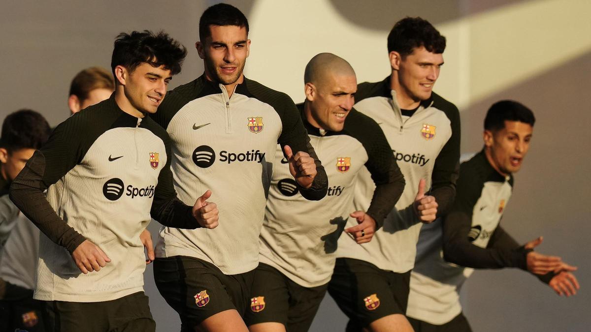 Pedri, Ferran, Romeu, Christensen y Cancelo, en una carrera en la sesión de este viernes.