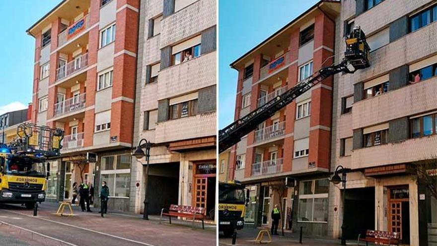 Bomberos y agentes de la Policía, delante del edificio.