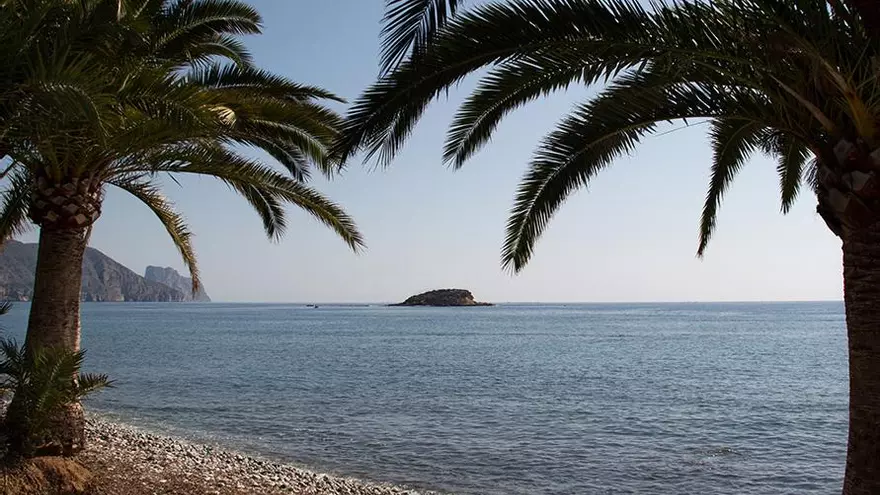 Un policía nacional fuera de servicio salva a un bañista ebrio que se ahogaba en Altea