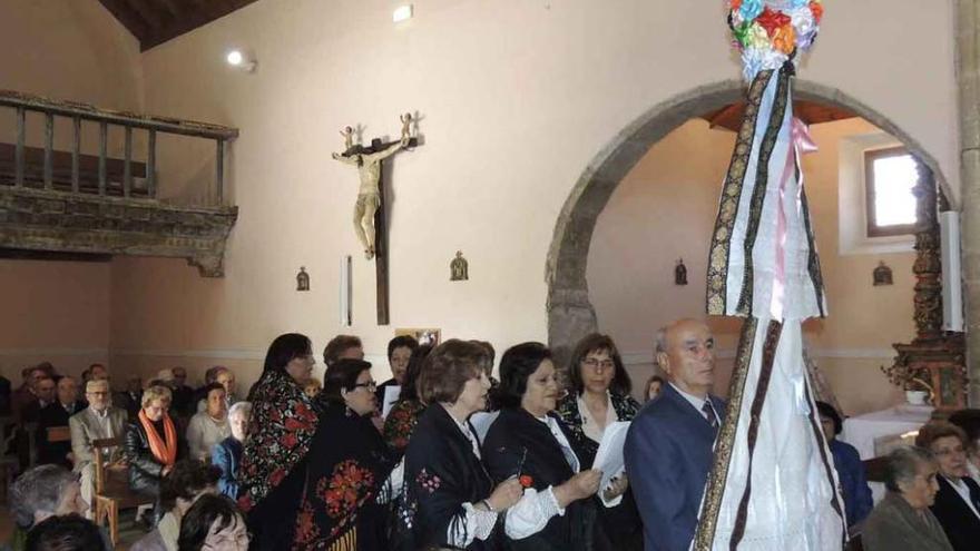 La misa repleta de fieles. En el centro, el templo con la talla, en primer plano, de san Isidro Labrador. Y a la derecha, un momento de la ceremonia religiosa. Fotos Ch. S.