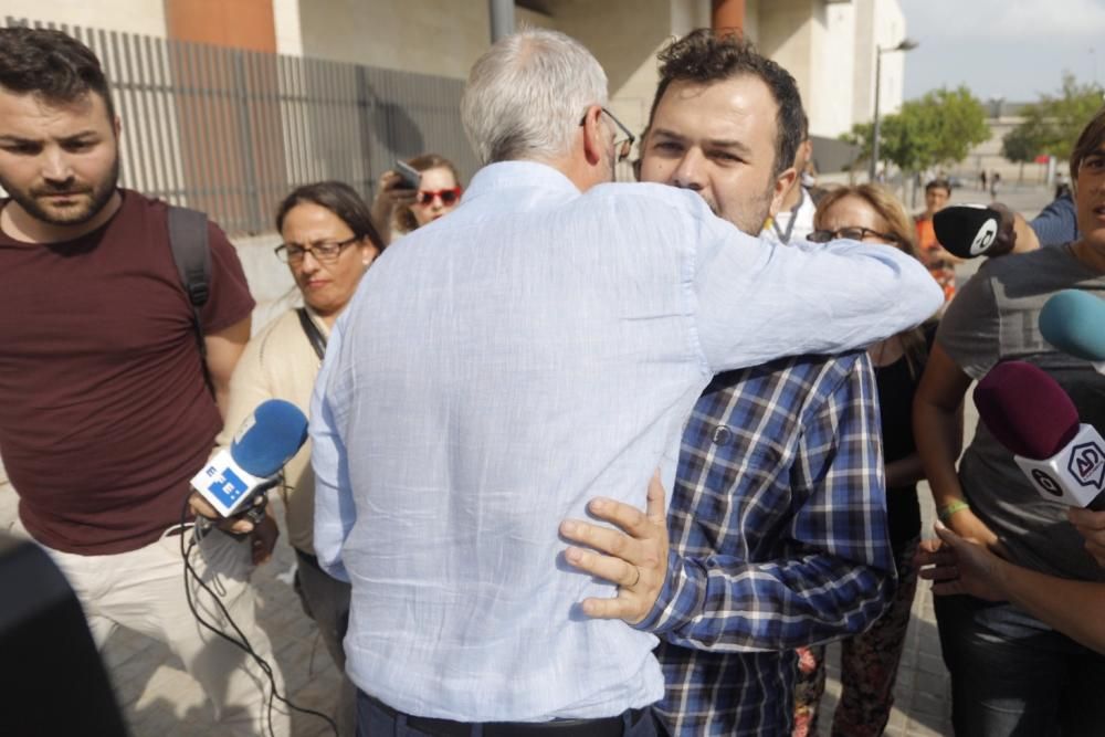 Xavier Simón se abraza a Manuel Reguart a la salida del juzgado