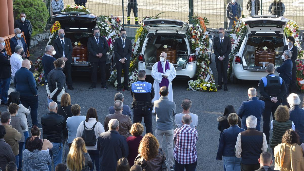 Emotiva despedida en Artenara al padre y las hijas fallecidas en el accidente de Pinos de Gáldar