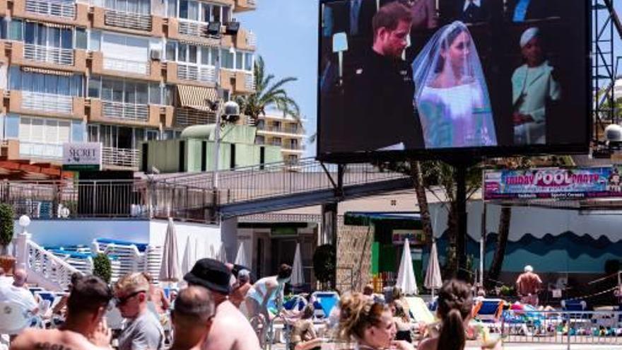 Los británicos disfrutaron de la boda en Benidorm con cerveza, disfraces y pantallas gigantes.