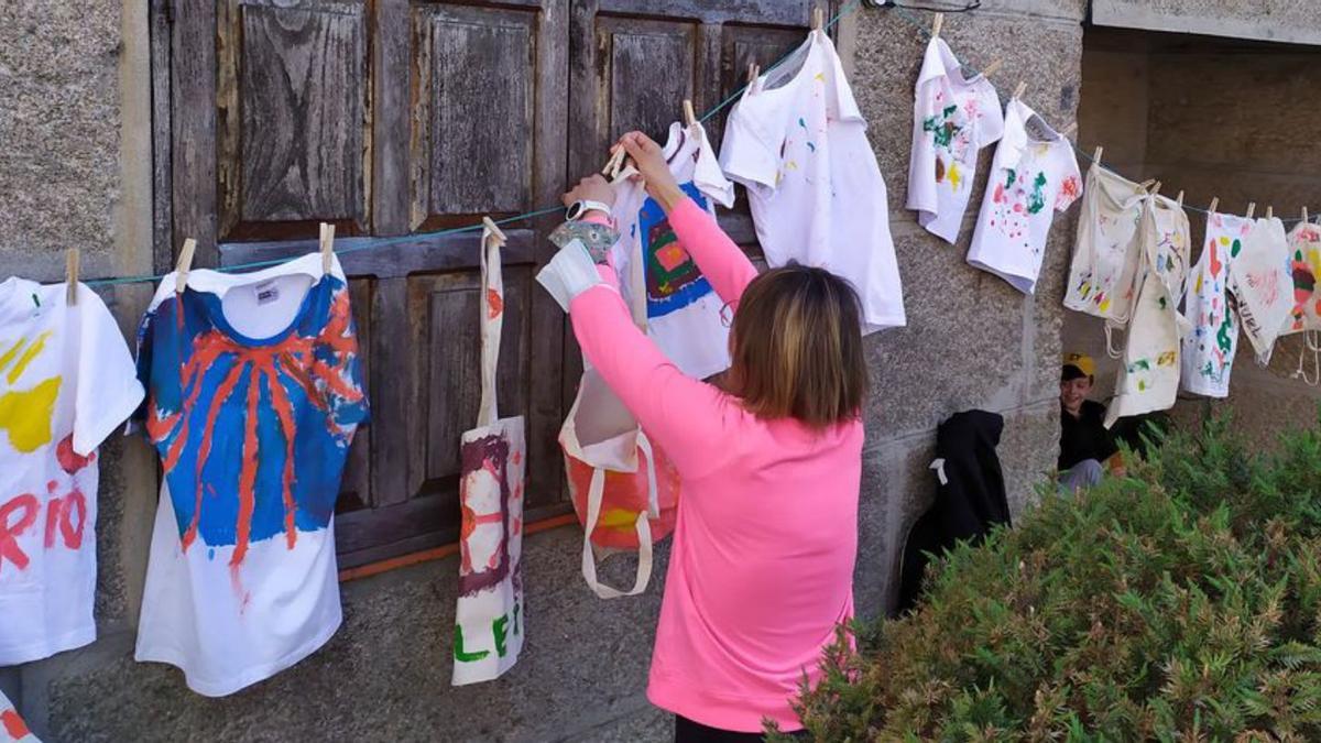 Varias de las obras, tendidas en el proceso de secado.   // A.P.