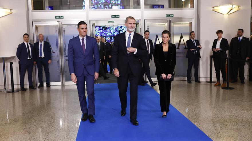 Los reyes, Felipe VI (c) y Letizia (d), junto con el presidente del Gobierno, Pedro Sánchez.