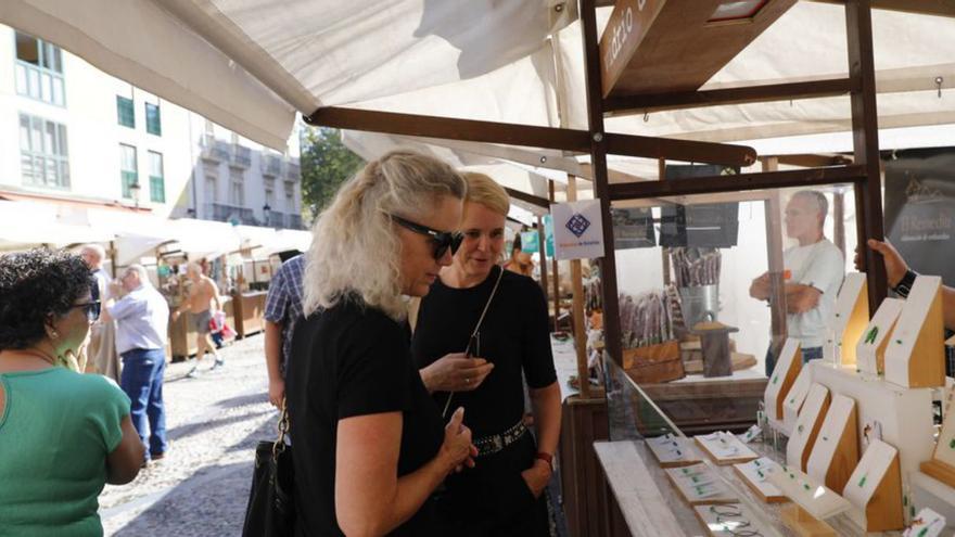 Creatividad y gastronomía asturiana en la plaza Mayor en el último día del Mercado Artesano y Ecológico