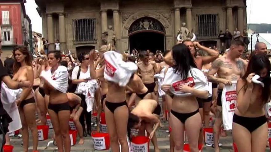 Bañados en sangre contra las corridas de toros en Sanfermines