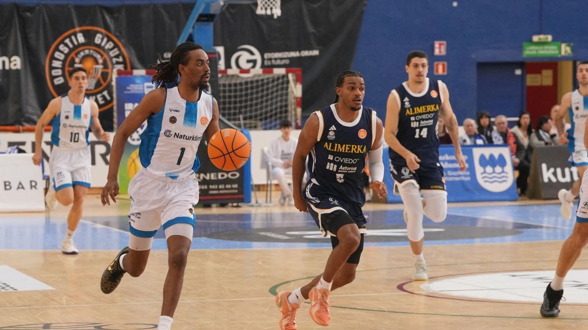 Un momento del segundo partido de play-off entre Gipuzkoa y Oviedo