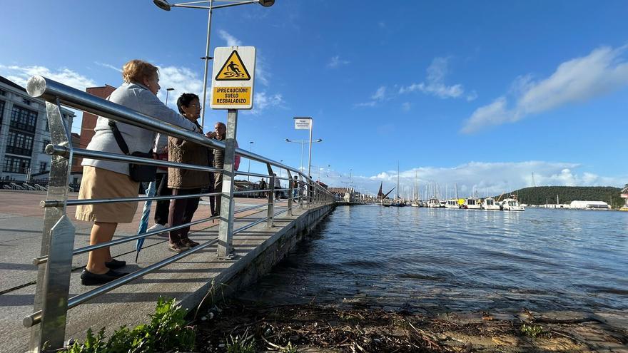 Las mareas vivas generan expectación en el paseo de la ría de Avilés