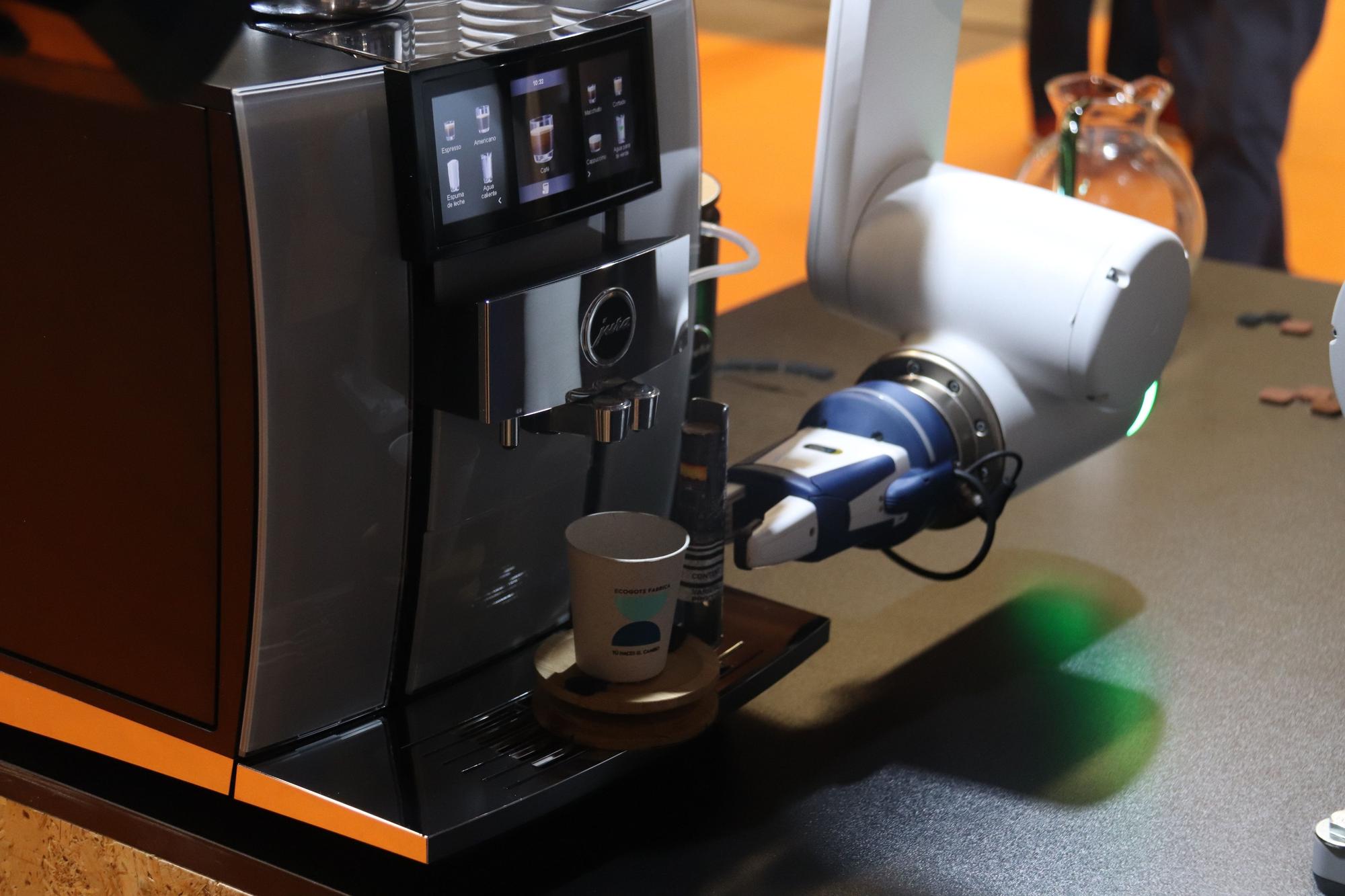 Un robot prepara un café en un estand del Fòrum Gastronòmic de Girona