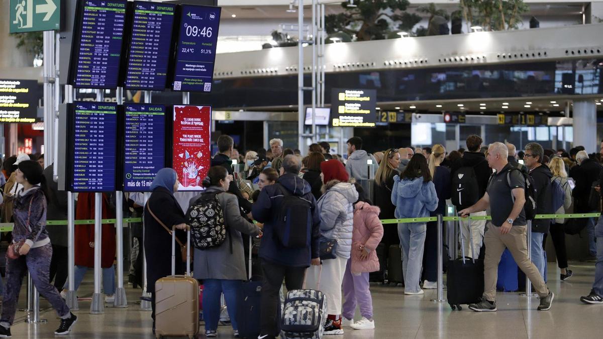 Viajeros llenan el aeropuerto de Málaga Costa del Sol.