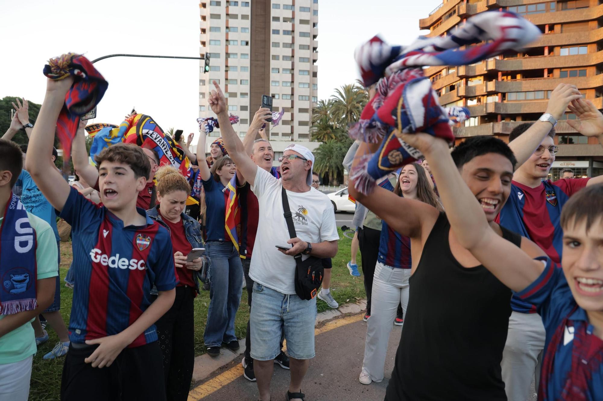 La afición del Levante UD festeja el ascenso en la fuente de Las Cuatro Estaciones