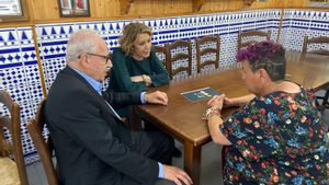 Susana Díaz y Alfonso Guerra este lunes con la alcaldesa de El Saucejo, un municipio de la Sierra Norte de Sevilla.