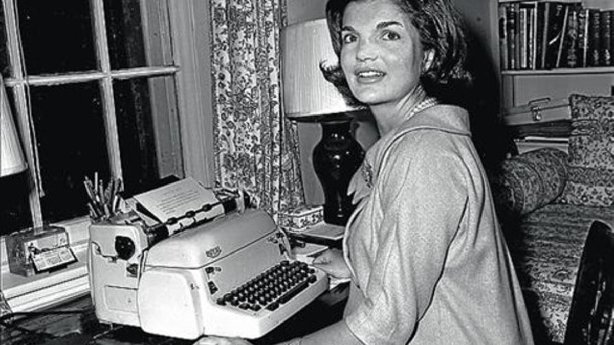 Glamurosa 8 Jackie Kennedy, ante su máquina de escribir, en 1960.