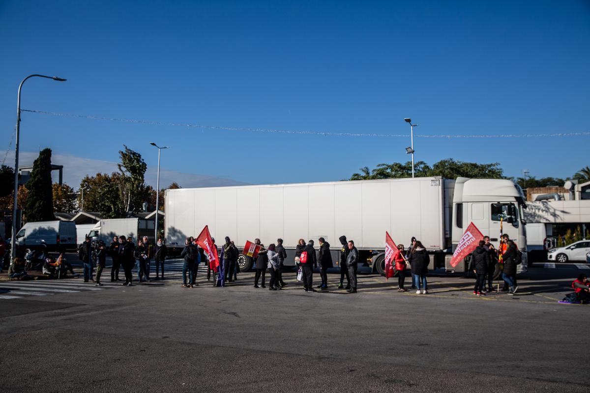 Los mayoristas de frutas y verduras protestan en Mercabarna