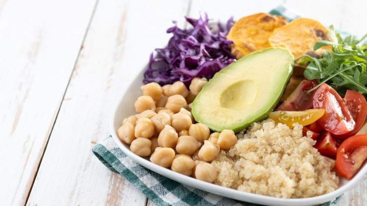 Un plato con aguacate, quinoa y otros ingredientes saciantes