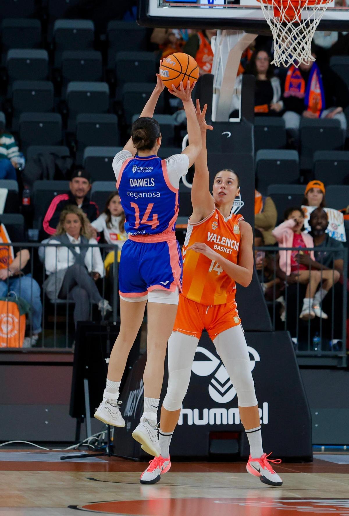 El Valencia Basket - Baxi de Ferrol de la LF Endesa, en imágenes