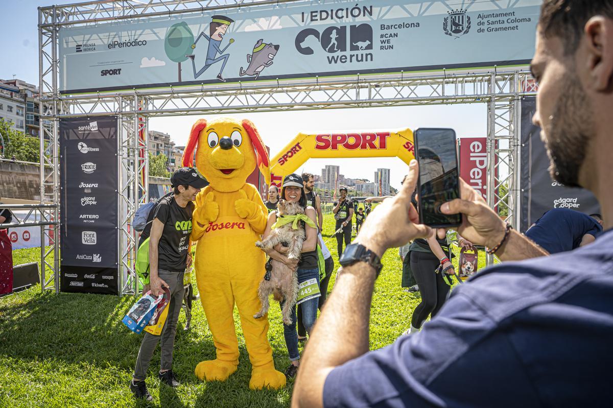 CAN WE RUN BARCELONA. La carrera organizada por Prensa Ibérica y El Periódico de Catalunya con la colaboración de Sport ,  donde las personas y sus mascotas perrunas corren en familia