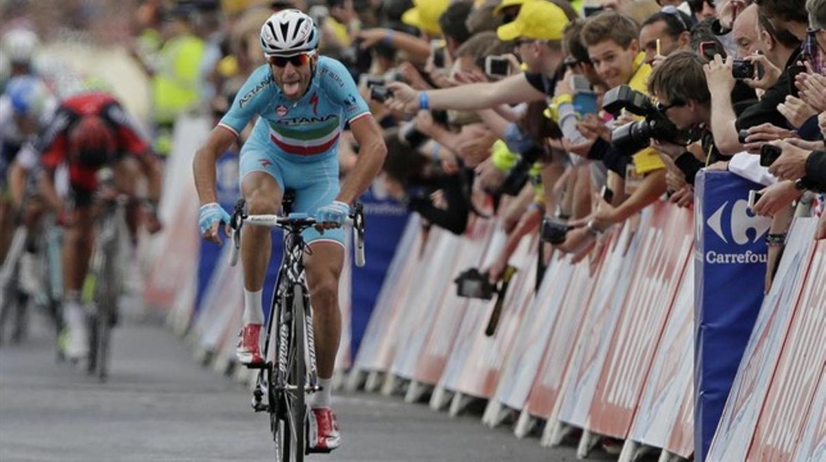 {Vincenzo} {Nibali}, cap de files de l’Astana. {Vincenzo} {Nibali}, cap de files de l’Astana.