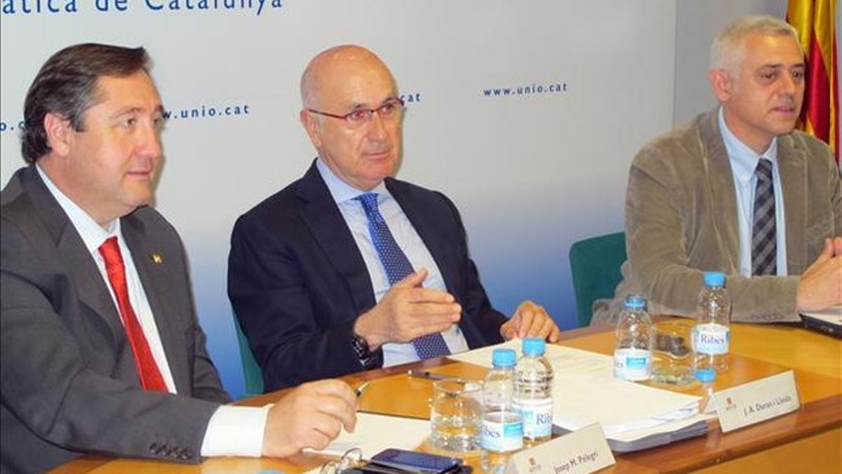 Josep Antoni Duran i Lleida, Josep Maria Pelegrí y Antoni Font, en una rueda de prensa en la sede de Unió