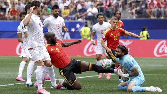 Lukaku mira de rematar davant el porter Beiranvand, ahir. | RICHARD HEATHCOTE / GETTY IMAGES / AFP