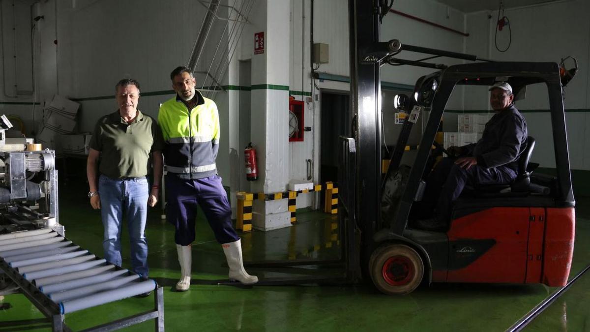 Profesionales del frigorífico vigués Iberport, este lunes en pleno apagón.