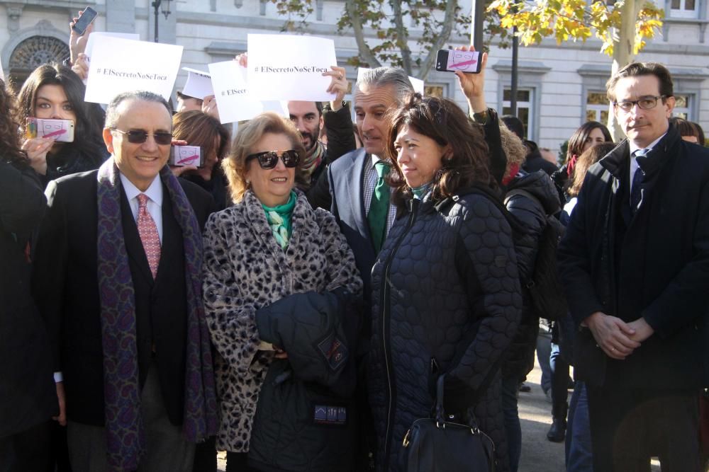 Javier Moll, presidente de Prensa Ibérica, junto a su esposa, Arantza Sarasola, e Irene Lanzaco, directora general del gabinete de presidencia de Prensa Ibérica.