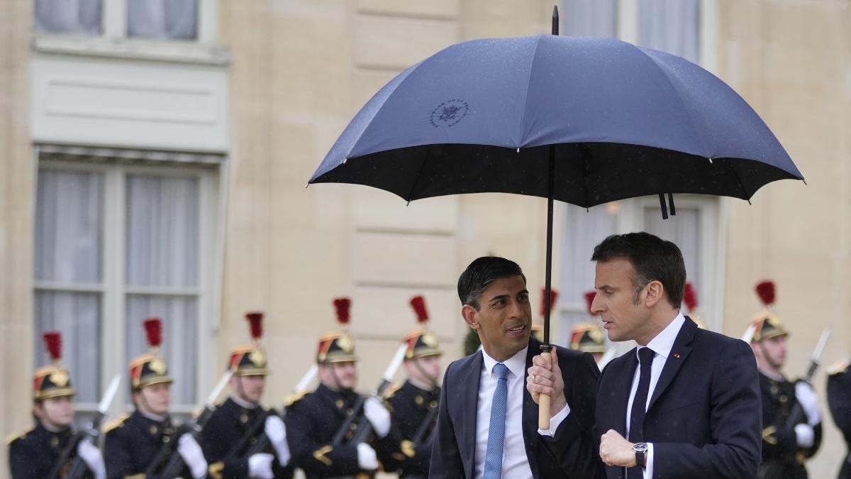 Sunak y Macron en el exterior del Elíseo.