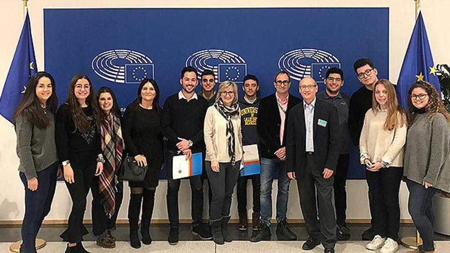 Alumnos del Título Propio en Integración Europea y Mercado Exterior del CEU de Elche, en la sede del Parlamento Europeo