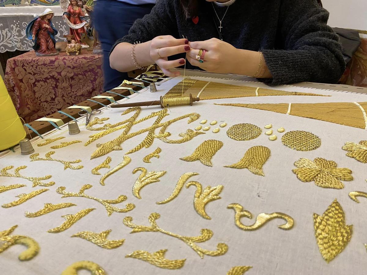 Así ha empezado la campaña "Ven a bordar el Manto de la Virgen"