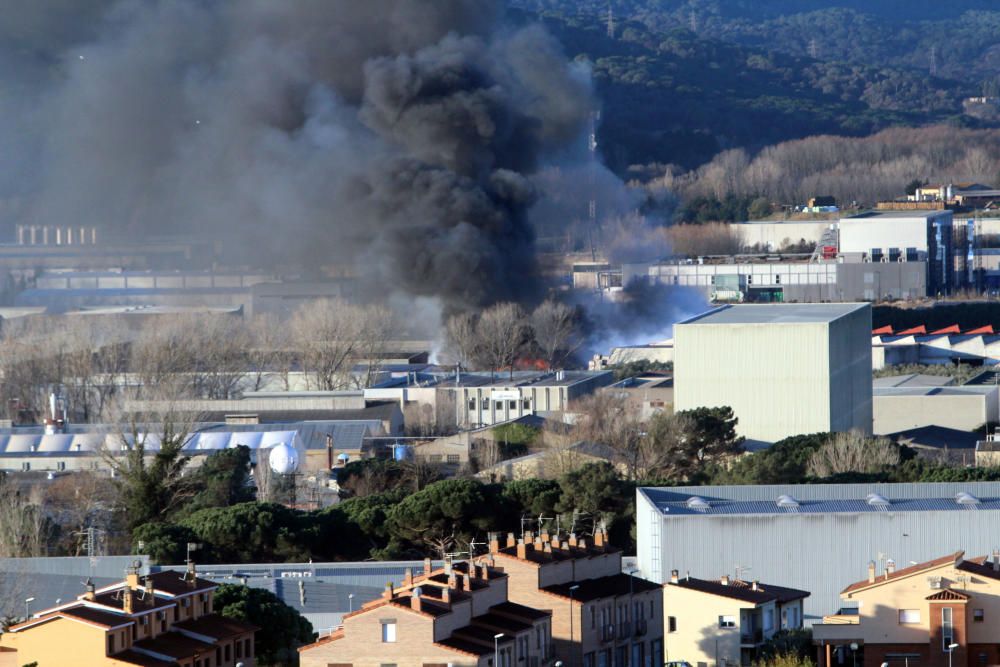 Incendi en una empresa de reciclatge a Sant Feliu de Buixalleu