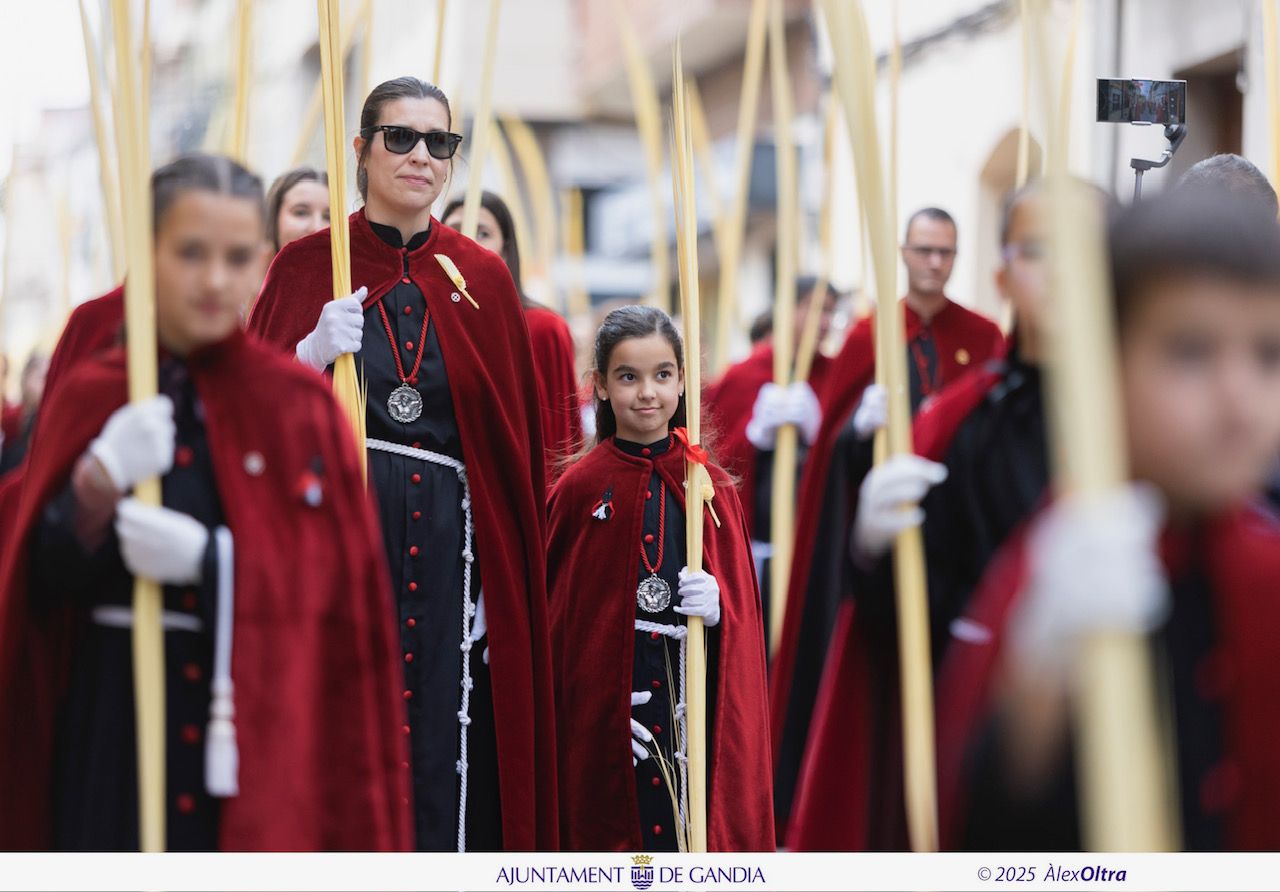 Espectacular y multitudinaria procesión del Domingo de Ramos en Gandia