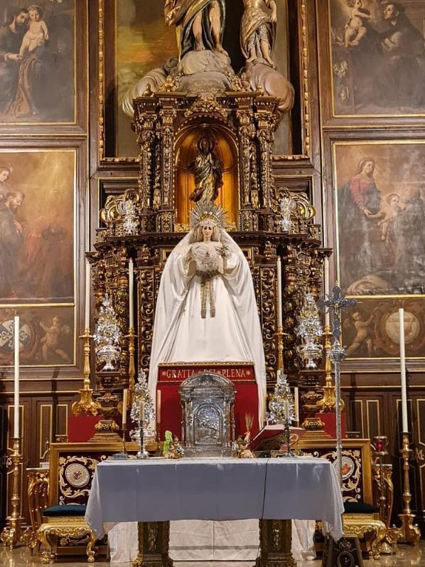 La Virgen de la paz, en su templo con su saya blanca.
