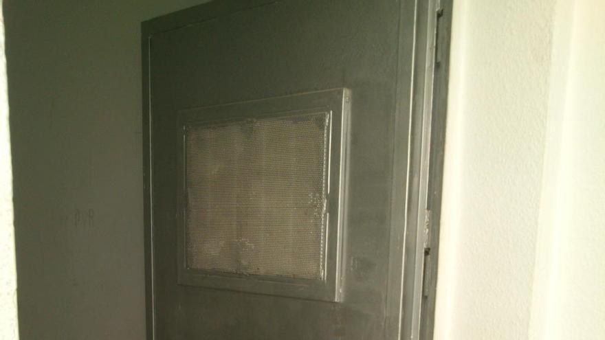 Puerta de la celda del cuartel.