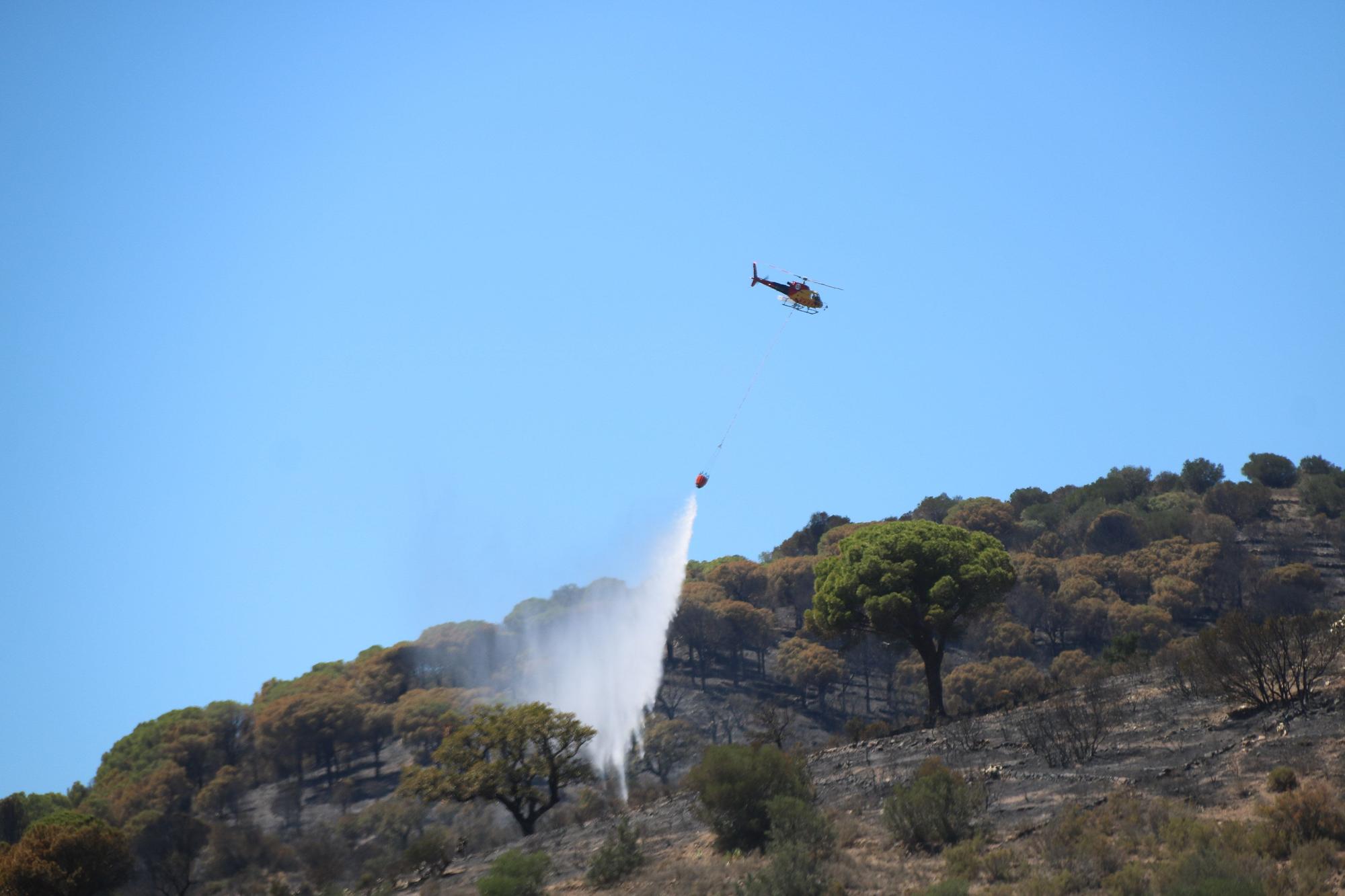 L'avanç de l'incendi de l'Alt Empordà obliga a confinar la part alta de Portbou