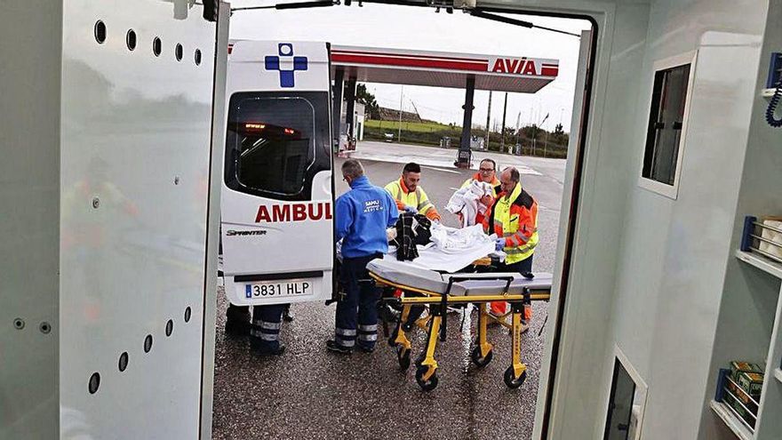 Un equipo de emergencias del SAMU, en una imagen de archivo tomada desde el interior de una ambulancia.