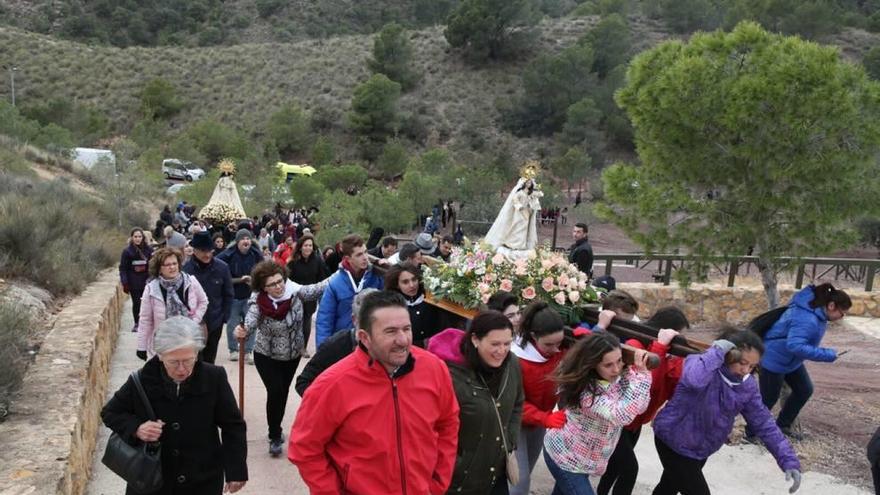 Centenares de vecinos acompañan a la patrona todos los años el día 2 de febrero.