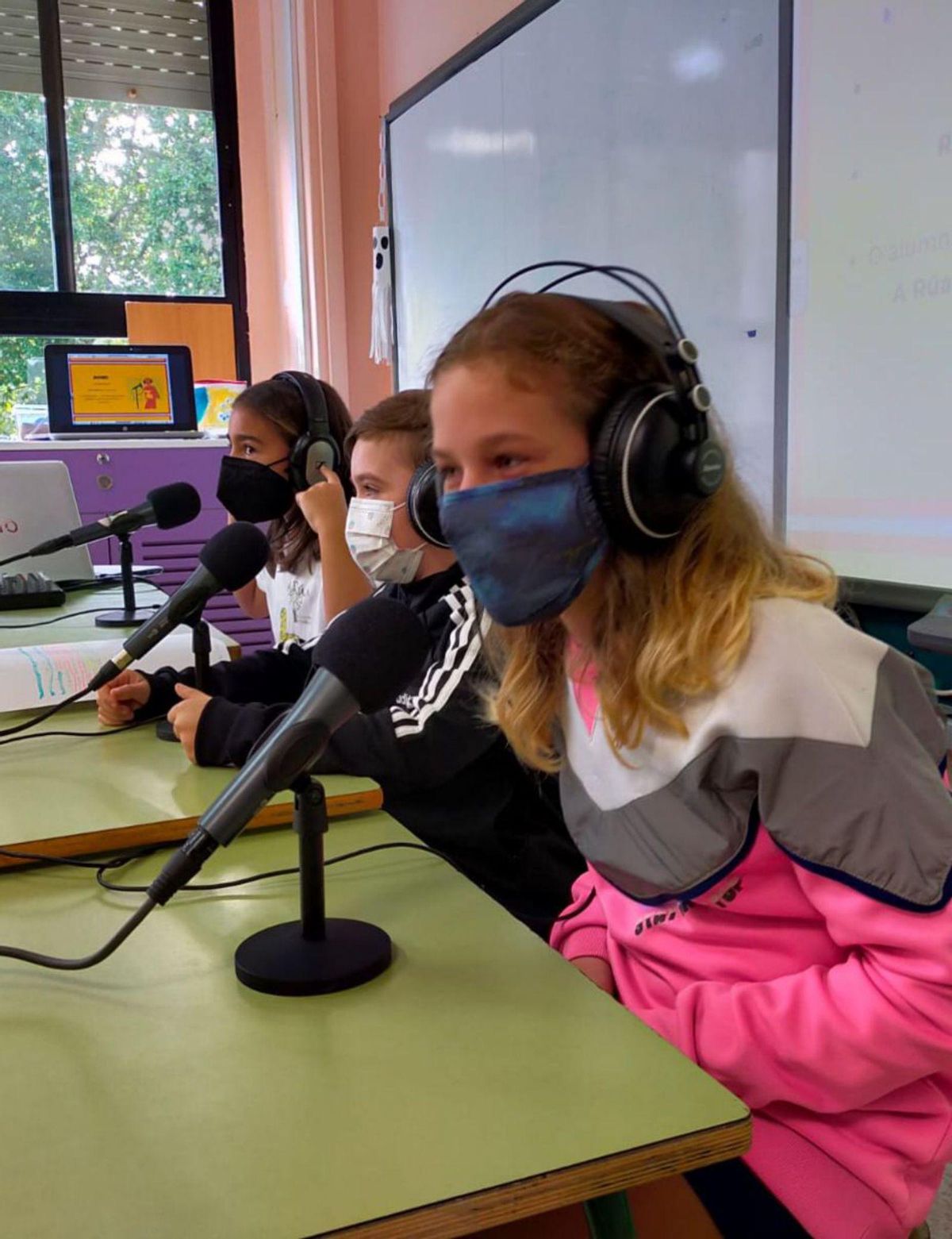 Alumnos de A Rúa durante el programa de radio. | // FDV