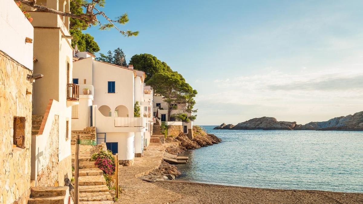 El emblemático pueblo de la Costa Brava que guarda una cala de ensueño
