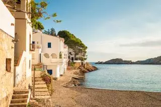 La preciosa cala de la Costa Brava con casas de colores ideal para este verano
