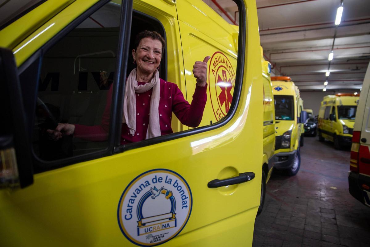 Neus Basart a punt de pujar a l'ambulància que conduirà fins a Ucraïna