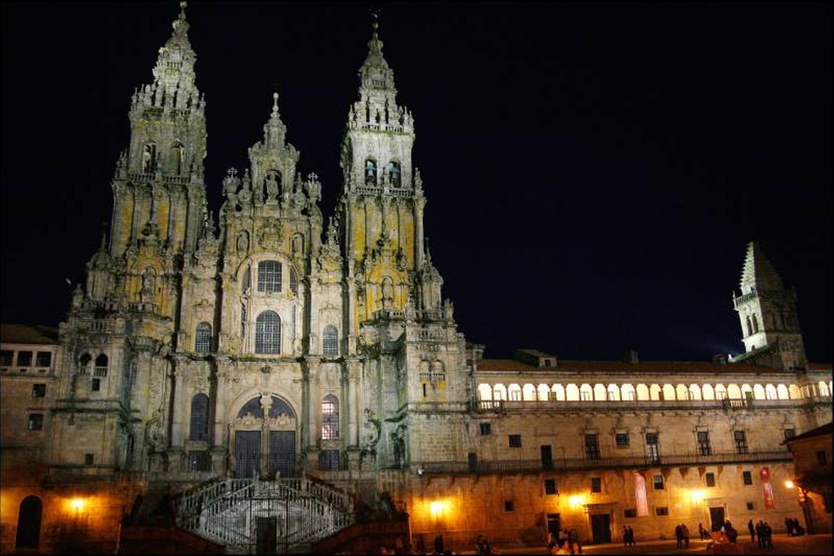 La Catedral de Santiago de Compostela iluminada por la noche