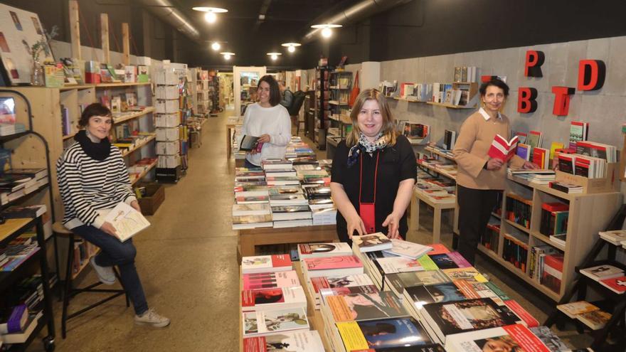 Las libreras de Moito Conto, este lunes en la librería de la calle San Andrés.